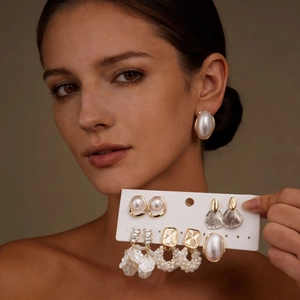 Lot de 10 boucles d'oreilles baroques avec perles et strass en or et blanc élégant