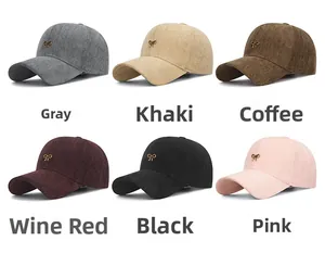 Détail de casquettes de baseball en tweed avec nœud métallique en six couleurs variées