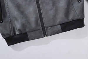 Detailaufnahme der grauen Herrenjacke mit schwarzem Reißverschluss und Rippstricksaum