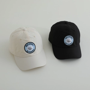 Nahaufnahme von schwarzen und beigen Baumwoll-Baseballkappen mit bestickten Patches