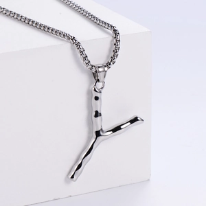 Détail macro du pendentif lettre Y en acier inoxydable poli sur chaîne à billes