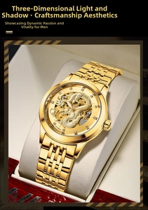 Détail du cadran à relief de dragon doré avec marqueurs en cristal de luxe sur la montre
