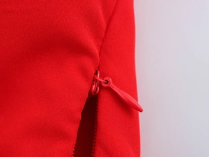 Gros plan détaillé d'une fermeture éclair invisible rouge sur un tissu en sergé