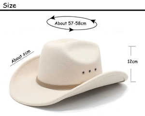 Détail du chapeau de cowboy beige en laine avec œillets et ruban en cuir brun