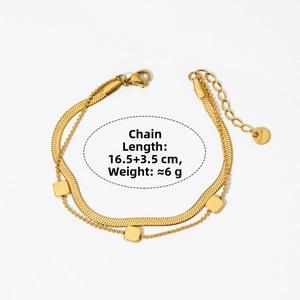 Détail d'un bracelet double rang en acier inoxydable doré avec chaîne serpent et perles
