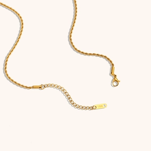 Collier chaîne torsadée en acier inoxydable plaqué or 18 carats avec fermoir réglable