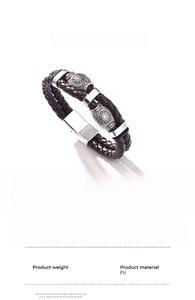 Vue détaillée du bracelet en cuir tressé avec charme métallique boussole gravé