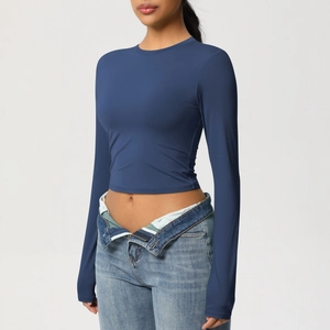 Gros plan du crop top de yoga bleu foncé mat montrant la texture du tissu élastique