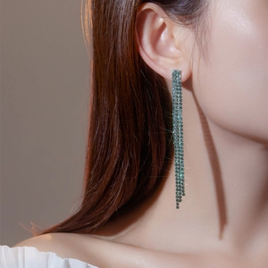 Elegante lange Strassohrringe mit funkelnden grünen Kristallen für Damen
