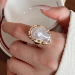 Makroaufnahme der französischen Vintage-Goldring mit unregelmäßiger weißer Perle