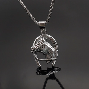 Pendentif tête de cheval fer à cheval en acier argenté poli sur chaîne torsadée