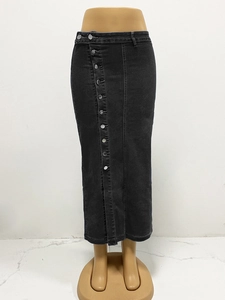 Vue détaillée d'une jupe longue en jean noir à taille haute avec boutons sur un mannequin
