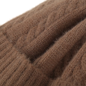 Detailansicht des braunen Zopfmusters und der dicken Fleece-Futter-Textur