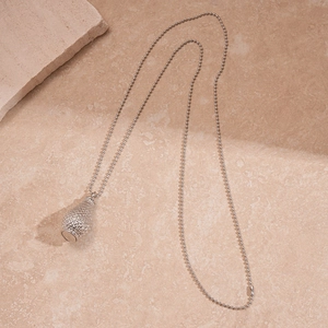 Détail du pendentif goutte d'argent avec texture quadrillée sur une chaîne à billes