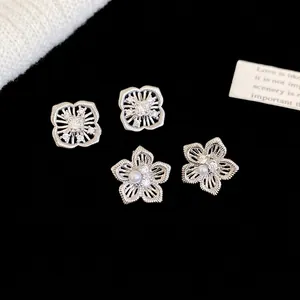 Elegante hohle Blumen- und quadratische Ohrstecker mit Zirkonia und Perlen in Silber