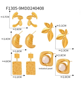 Vue détaillée de boucles d'oreilles géométriques en titane doré avec perles d'imitation