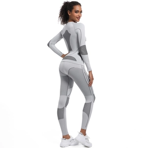 Détail de l'ensemble de yoga sans couture avec motifs géométriques et texture grise