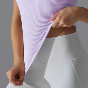 Gros plan du gilet de sport lilas en maille côtelée montrant les détails du tissu