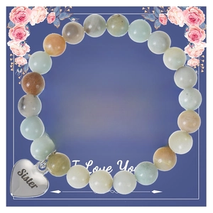Bracciale di perle in pietra naturale con ciondolo a cuore su biglietto regalo floreale