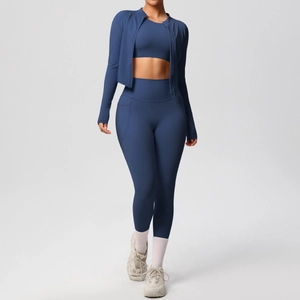 Detailansicht des tiefblauen Yoga-Sets mit Daumenlöchern und Seitentasche an der Leggings