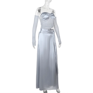 Détail de l'ensemble trois pièces en satin gris argenté avec bustier et gants assortis