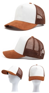 Detail der zweifarbigen Mesh-Trucker-Cap aus Wildleder mit braunem Netz und weißer Front