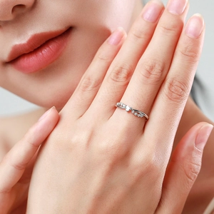 Elegant S925 silver ring featuring a sparkling heart diamond worn on a hand