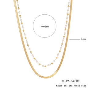 Detailsicht der doppelreihigen Edelstahlkette mit Perlen und goldener Schlangenkette