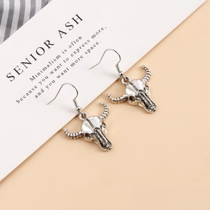 Gros plan de boucles d'oreilles tête de taureau en argent antique style punk