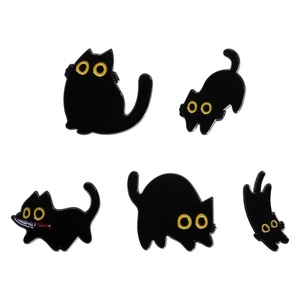 Set de cinco pins de esmalte de gato negro en varias poses para accesorios de ropa