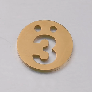 Pendentif disque en acier inoxydable doré poli avec numéro trois évidé pour bijoux