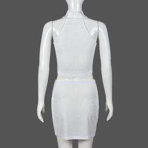 Detail eines weißen Rippstrick-Zweiteilers mit Neckholder-Crop-Top und Minirock