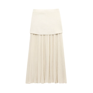 Détail d'une jupe double épaisseur crème avec ourlet plissé en mousseline et texture du tissu