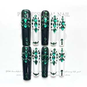 Unghie finte lussuose verde smeraldo con pietre preziose e design in bianco e nero