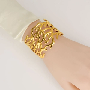 18K gold plated 304 stainless steel C-shaped open cuff bracelet with coral branch hollow design