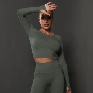 Détail d'un ensemble de sport vert olive sans couture avec passe-pouces et legging taille haute