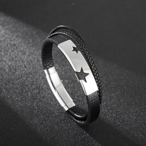 Dettaglio del bracciale multistrato in pelle intrecciata con chiusura magnetica a stella in acciaio