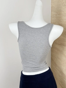 Détail du tissu en maille côtelée et du dos ajusté du débardeur gris pour femmes