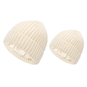 Détail de bonnets en tricot crème avec doublure en satin lisse pour protéger les cheveux