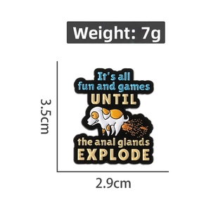 Gros plan d'un pin's émaillé chien rigolo avec texte d'humour, détails 3,5cm de hauteur