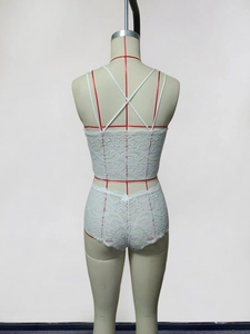 Détail d'un ensemble lingerie en dentelle blanche avec bretelles croisées dans le dos