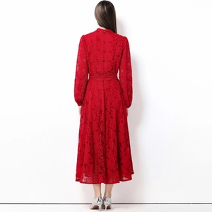 Robe longue en dentelle rouge élégante avec col montant et jupe évasée, vue de dos