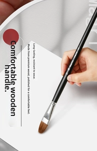 Dettaglio del pennello professionale n. 11 in pelo di donnola con manico in legno nero