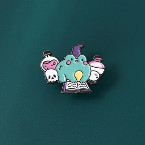 Detailansicht einer Emaille-Anstecknadel mit Zauberfrosch und magischem Trank-Design