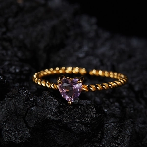 Detailed view of heart-shaped purple gemstone on a twisted gold S925 silver ring band