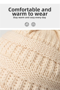 Gros plan sur la maille torsadée beige montrant la structure du tricot et le tissu doux