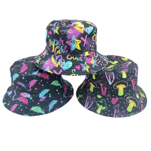 Cappello da pescatore reversibile per Halloween con stampe di pipistrelli neon e graffiti