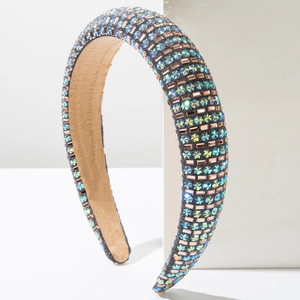 Détail d'un serre-tête large en éponge orné de strass colorés et de perles dorées