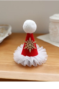 Vue détaillée d'une mini pince à cheveux bonnet de Noël rouge avec flocon et dentelle