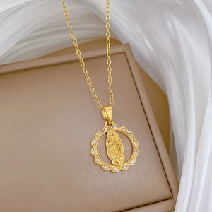 Collier doré avec pendentif Vierge Marie et zircons sur soie blanche et écrin